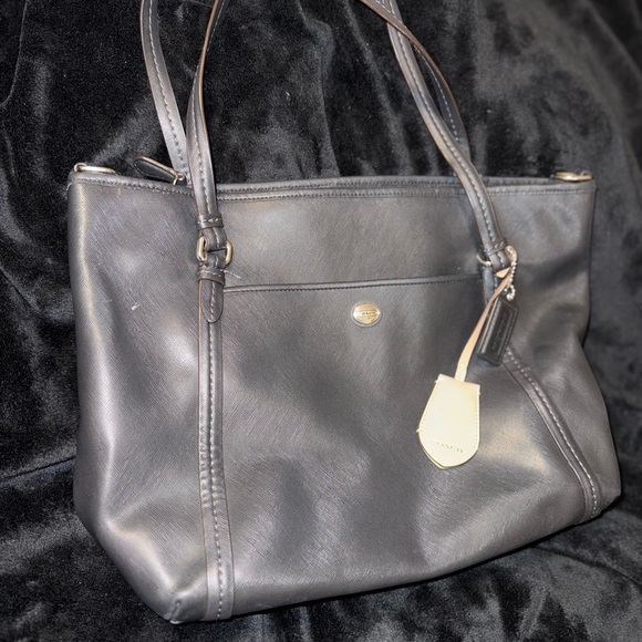 Coach Black Leather Shoulder Bag with Timeless Design - Picture 1 of 16